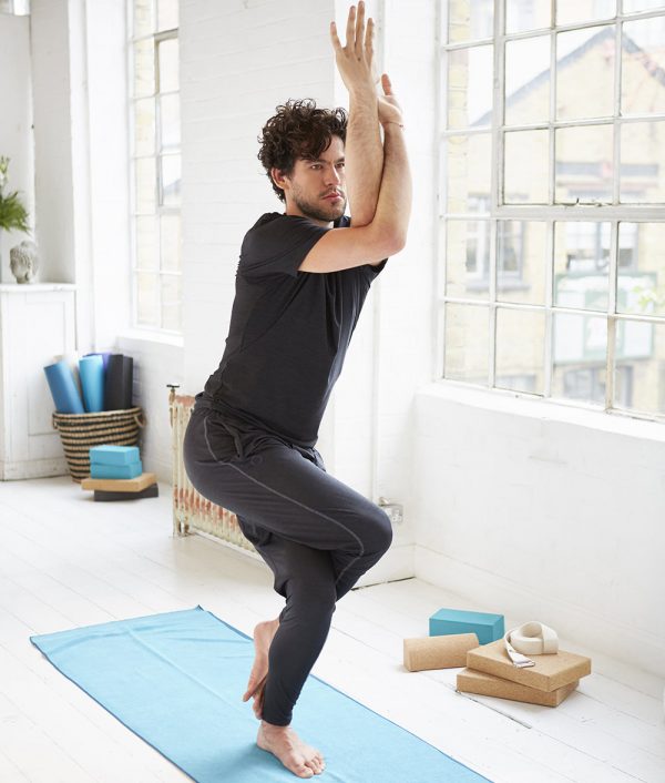 آموزش یوگا: ژست عقاب